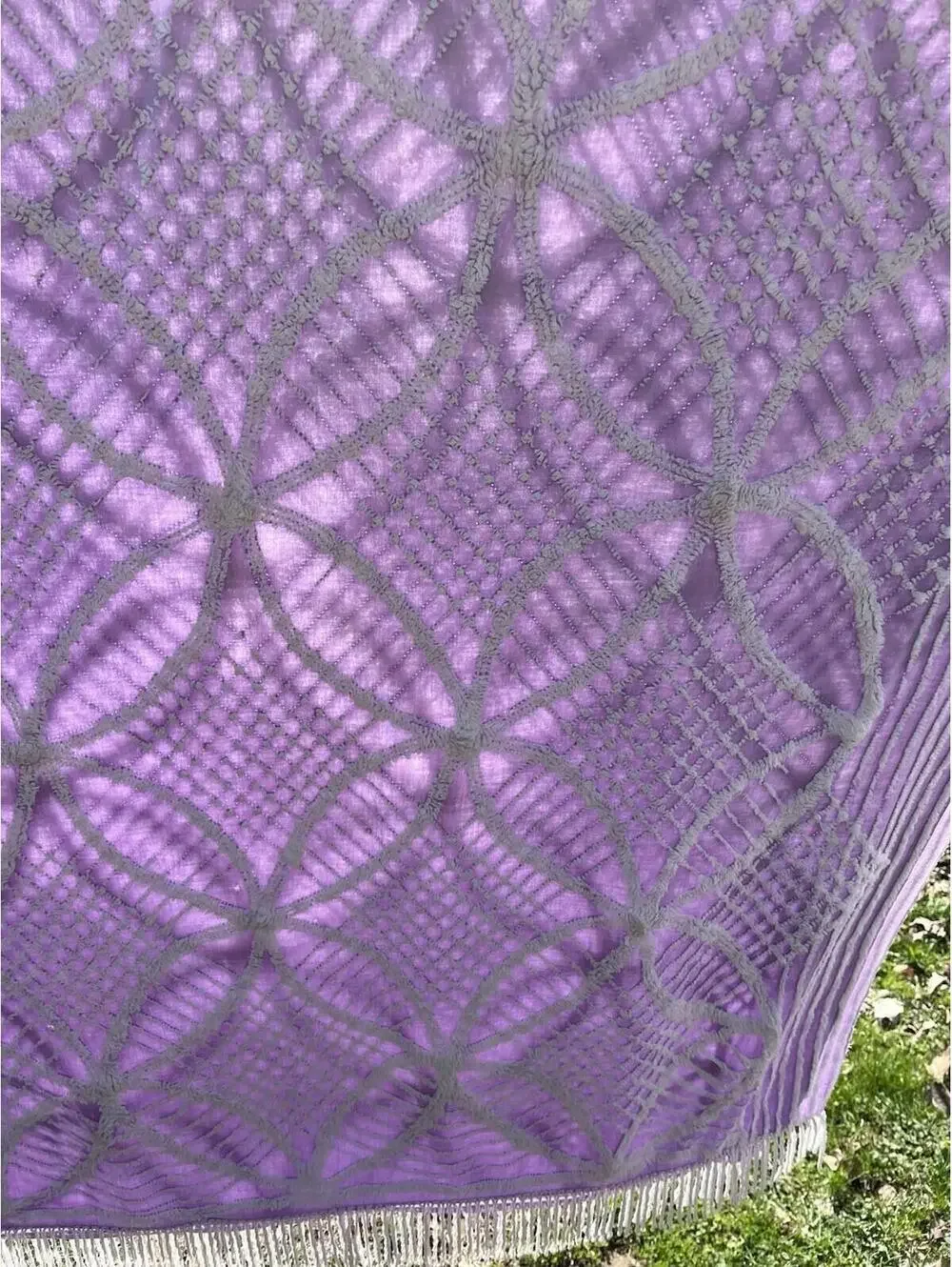 VINTAGE PURPLE/WHITE CHENILLE BEDSPREAD-COTTON WITH FRINGE DOUBLE-CIRCLES WAFFLE